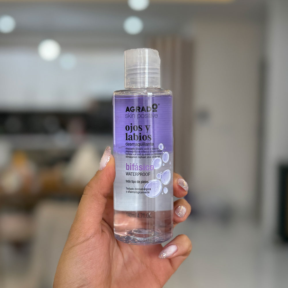 میسلار واتر دو فاز آگرادو، مناسب برای پاکسازی آرایش چشم و لب، با حجم 140 میلی‌لیتر، محصولی ملایم و مؤثر.